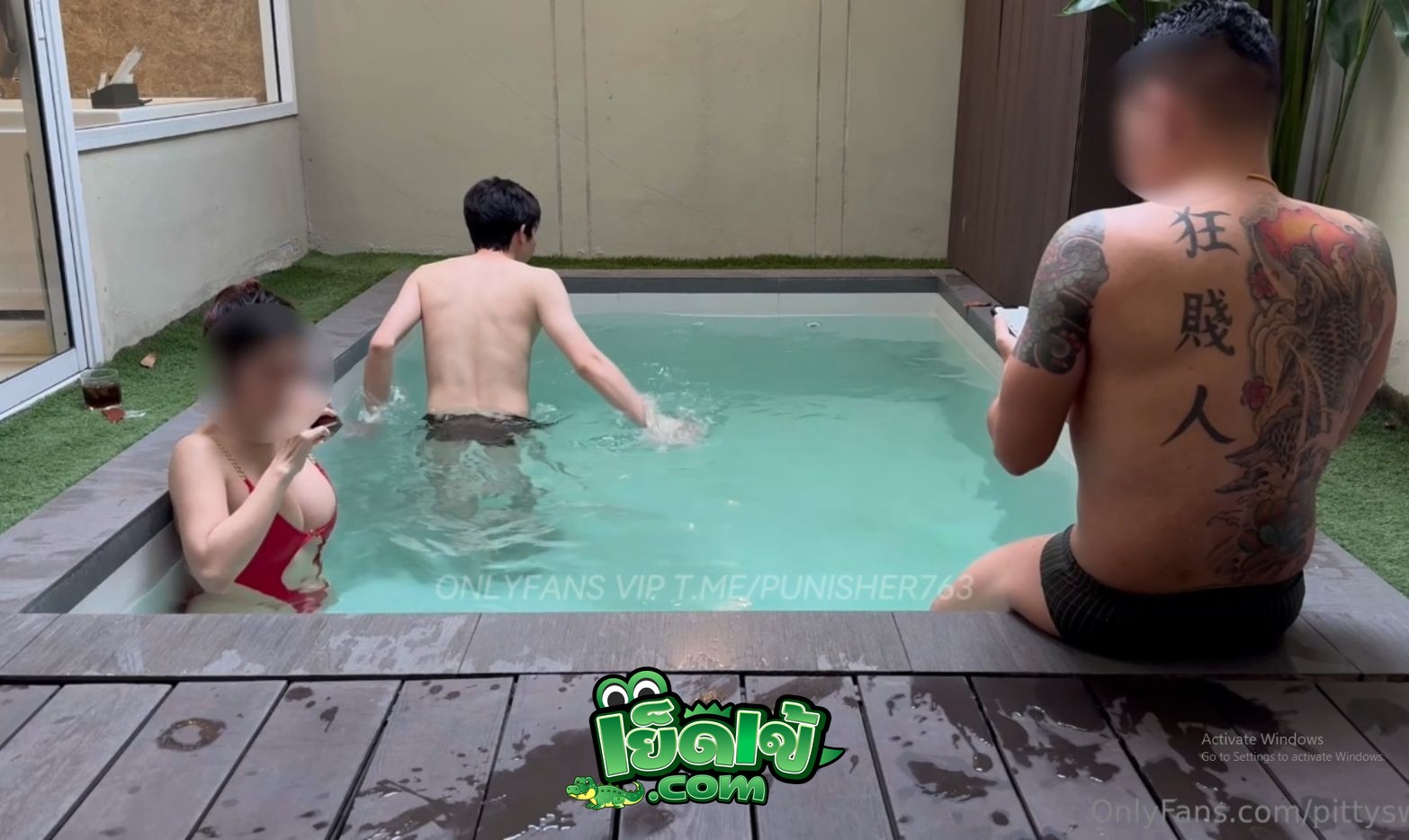 คลิปหลุด โอนลี่แฟน pittyswg พิตตี้ สวิงกิ้งริมสระน้ำ นอนให้นวดจนเงี่ยน จับเลียหี กระแทกหีเนียนๆ เห็นแล้วพาเงี่ยนเลย